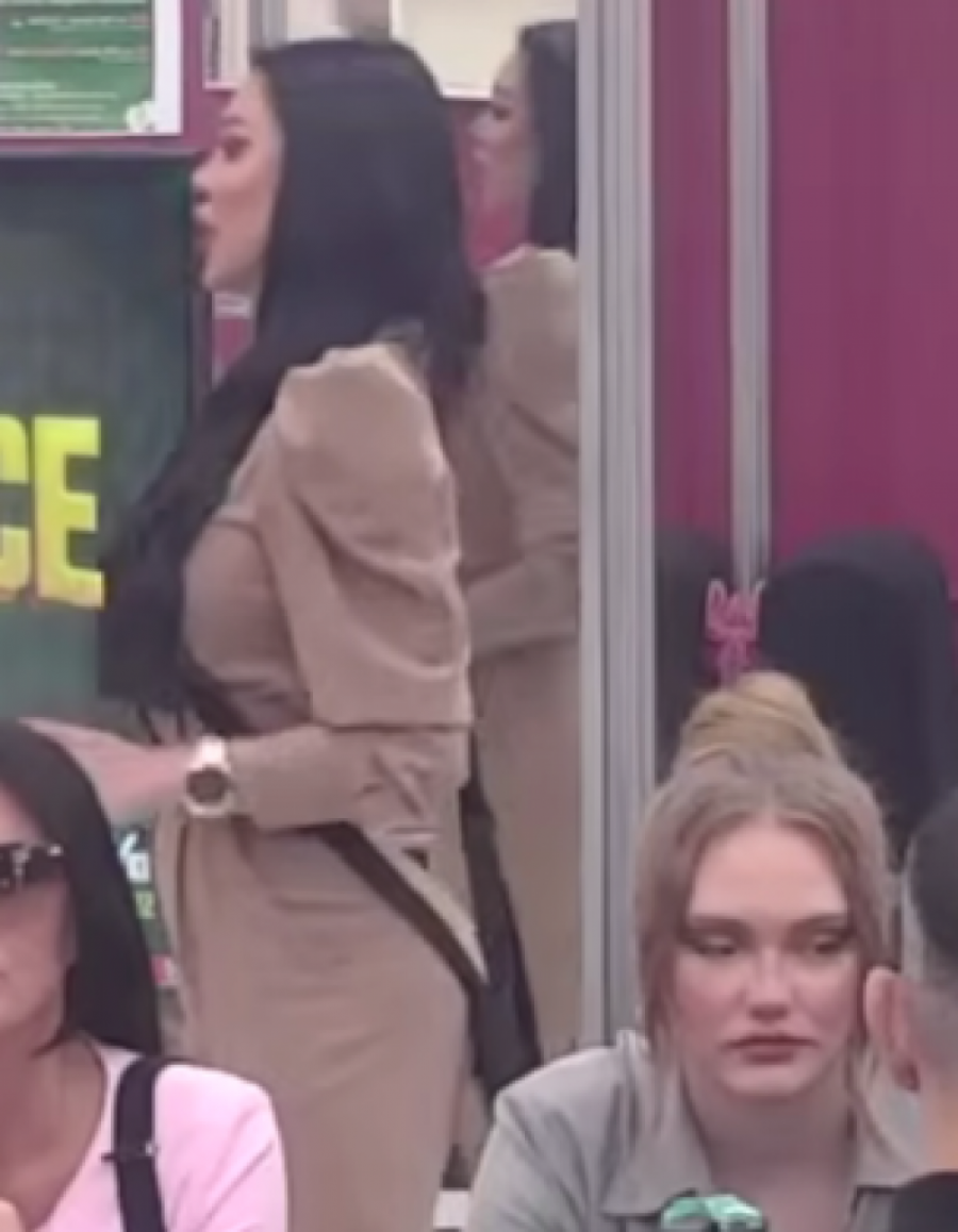 UZNEMIRUJUĆE SCENE MAJE MARINKOVIĆ DELE SE MUNJEVITOM BRZINOM: Pogledajte UNAKAŽENI silikon u zadnjici, nacija u ŠOKU! (GALERIJA)