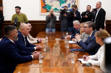 PREDSEDNIK SRBIJE NASTAVIO KONSULTACIJE SA STRANKAMA! Predstavnici Udruženih sindikata Srbije Sloga kod Vučića u Predsedništvu