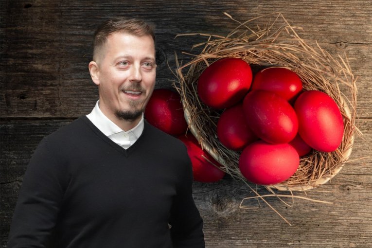 OUR SINGER AMONG THE FIRST TO COLOR EGGS FOR EASTER! Old technique amazed fans