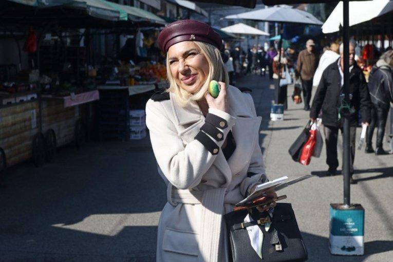 Jovana Jeremić u kupovini na pijaci na Veliki petak pred Vaskrs