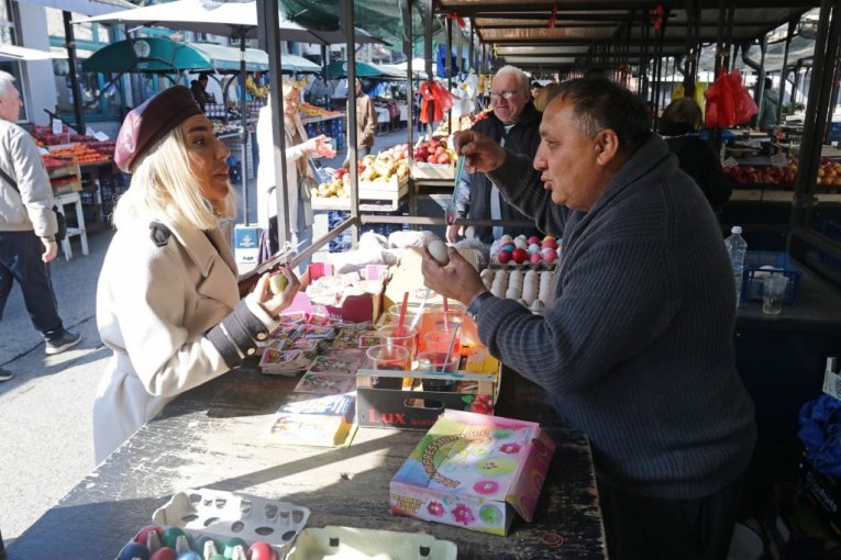 Jovana Jeremić u kupovini na pijaci na Veliki petak pred Vaskrs