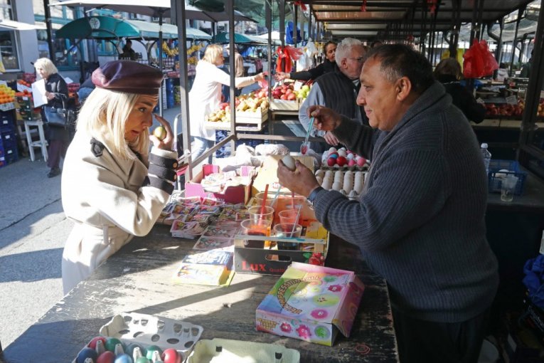 Jovana Jeremić u kupovini na pijaci na Veliki petak pred Vaskrs