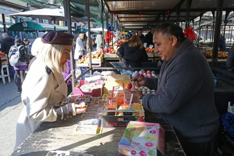 Jovana Jeremić u kupovini na pijaci na Veliki petak pred Vaskrs