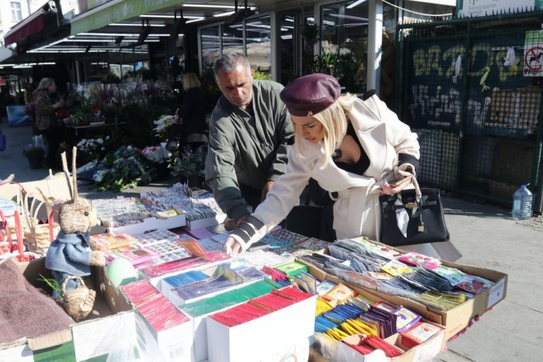 Jovana Jeremić u kupovini na pijaci na Veliki petak pred Vaskrs