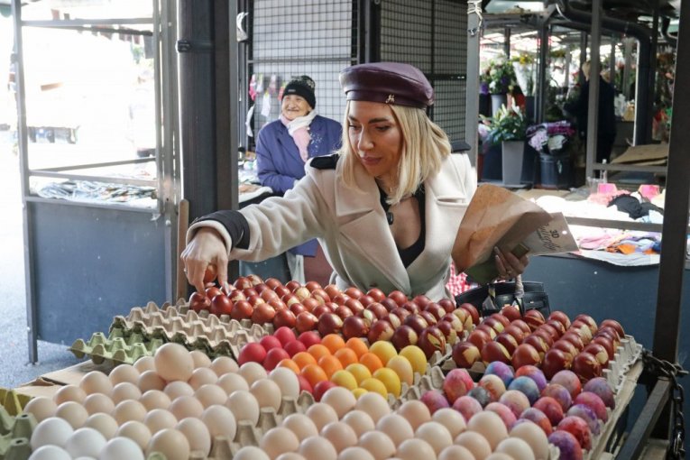 Jovana Jeremić u kupovini na pijaci na Veliki petak pred Vaskrs