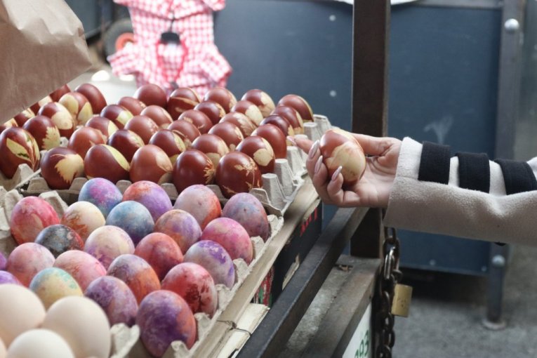 Jovana Jeremić u kupovini na pijaci na Veliki petak pred Vaskrs