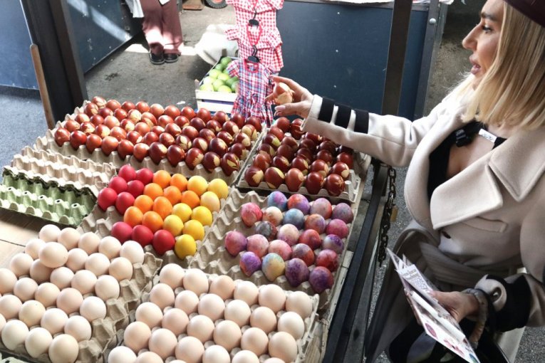 Jovana Jeremić u kupovini na pijaci na Veliki petak pred Vaskrs