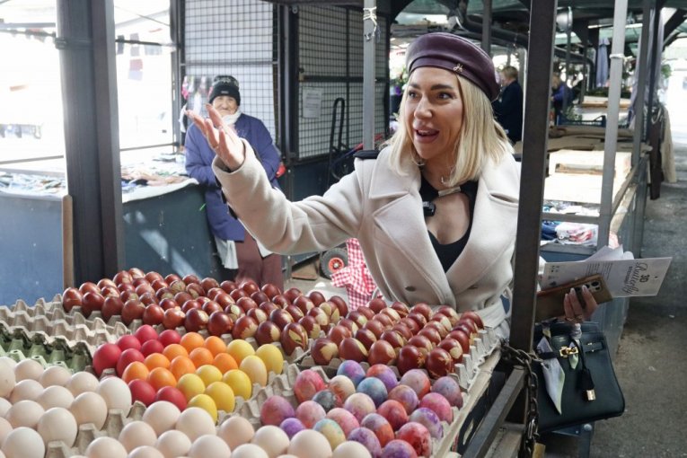 Jovana Jeremić u kupovini na pijaci na Veliki petak pred Vaskrs