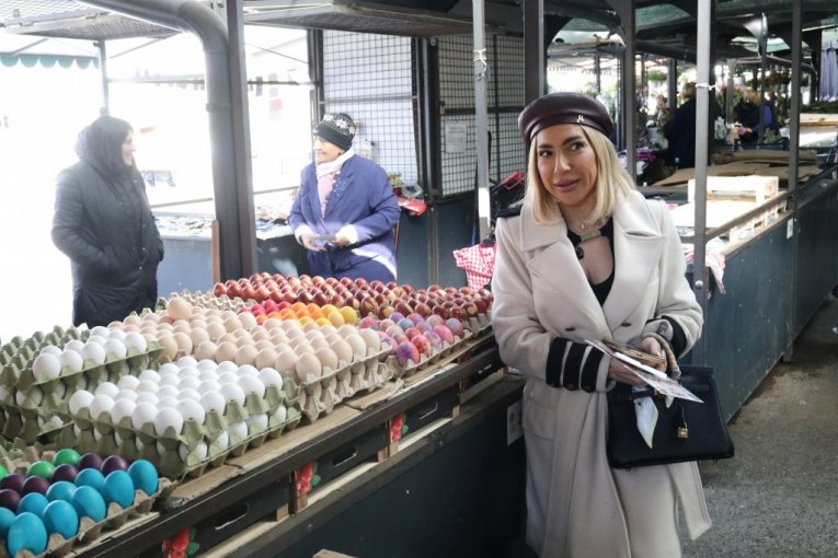Jovana Jeremić u kupovini na pijaci na Veliki petak pred Vaskrs
