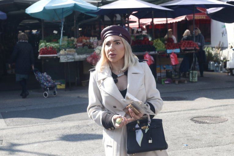 Jovana Jeremić u kupovini na pijaci na Veliki petak pred Vaskrs