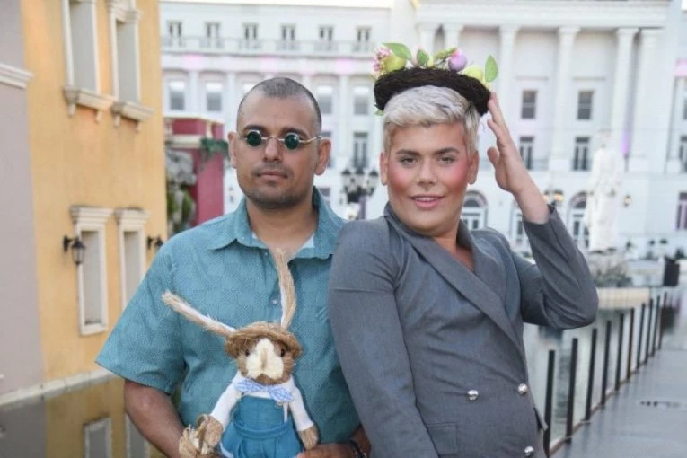 ČITAV REGION ČEKA DA SE KUCNU! Uroš zgrabio ukrašena jaja, Santana oznojio zeku - URNEBESNA SCENA na praznično okupljanje!