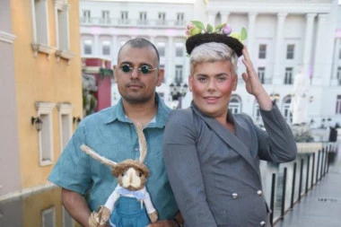 ČITAV REGION ČEKA DA SE KUCNU! Uroš zgrabio ukrašena jaja, Santana oznojio zeku - URNEBESNA SCENA na praznično okupljanje!