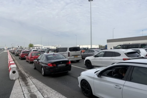 ZATIŠJE PRED BURU, OČEKUJTE HAOS! Gužve na granicama SADA nema, ali će uveče nastati PAKAO!