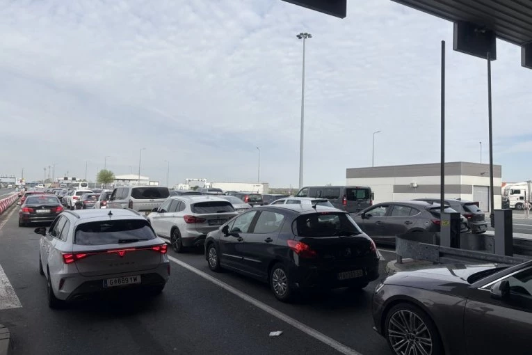 POČELO JE! Ljudi satima stoje u kolonama na granicama - NAJGORE NA BATROVCIMA! (FOTO, VIDEO)