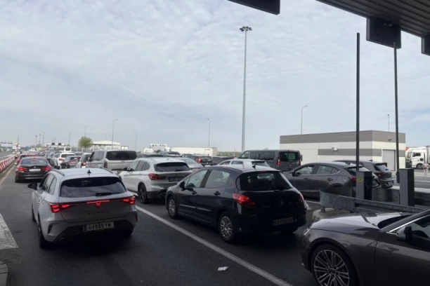 POČELO JE! Ljudi satima stoje u kolonama na granicama - NAJGORE NA BATROVCIMA! (FOTO, VIDEO)