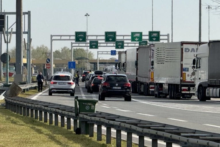 SKORO 300 SRPSKE DECE ZAROBLJENO NA GRANICI SA HRVATSKOM! Roditelji zabrinuti - POTPUNI KOLAPS NA BATROVCIMA!