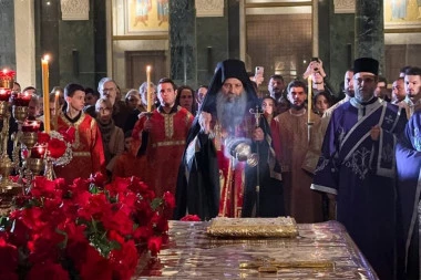 DANAS U HRAMOVIMA TRI BOGOSLUŽENJA - JEDNO NE BI TREBALO PROPUSTITI: Ovo su crkvena pravila za Veliki petak