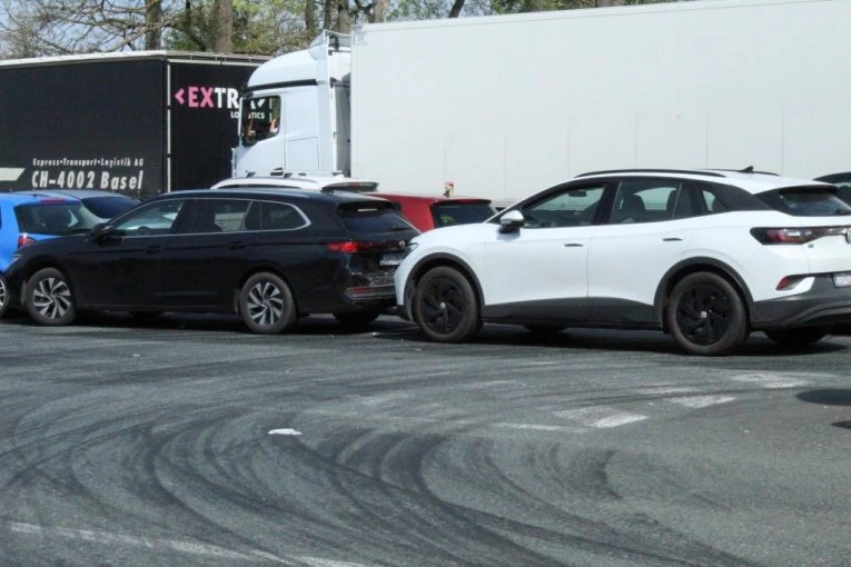 LANČANI SUDAR NAPRAVIO JOŠ VEĆI KOLAPS NA BATROVCIMA! Čekanje više od dva sata! (FOTO, VIDEO)