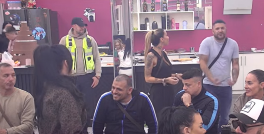 DA LI JE MOGUĆE DA JE ZBOG OVOGA IZBIO HAOS? Asmin NAPAO Staniju zbog "Barbi" filma, Aneli i Maja SKOČILE na njega! (VIDEO)