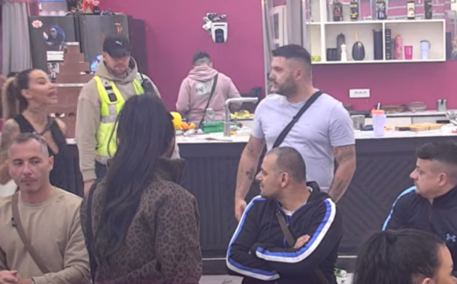 DA LI JE MOGUĆE DA JE ZBOG OVOGA IZBIO HAOS? Asmin NAPAO Staniju zbog "Barbi" filma, Aneli i Maja SKOČILE na njega! (VIDEO)