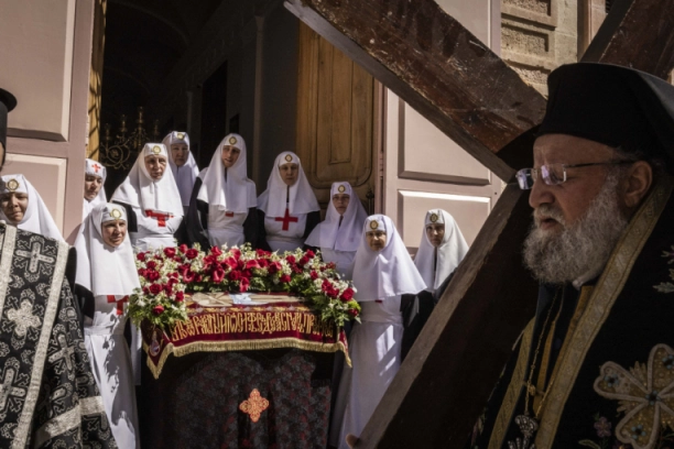 VELIKI PETAK U SVETOJ ZEMLJI: Litija pod vojnom pratnjom kroz Jerusalim izazvala snažne emocije (VIDEO)