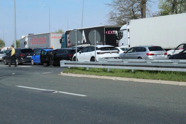 TERETNJACI I DO TRI SATA NA IZLAZU:  Na graničnim prelazima Batrovci, Šid i Bezdan najduže čekanje