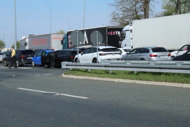 TERETNJACI I DO TRI SATA NA IZLAZU:  Na graničnim prelazima Batrovci, Šid i Bezdan najduže čekanje