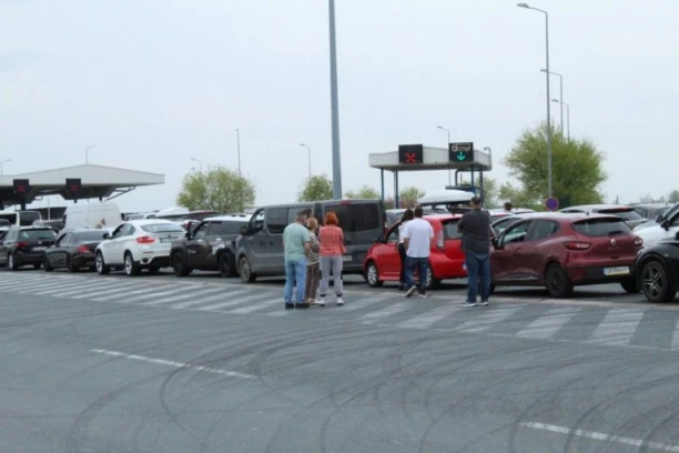 ŠOK ZA PUTNIKE NA BATROVCIMA, KAZNE ZA SRBE I DO 2.000 EVRA: Hrvati uveli drakonska pravila, ako napravite OVU grešku na ulazu u EU, nećete se dobro provesti!