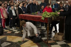 VERUJE SE DA KO JE CELIVA I ISPOD NJE PROĐE, DA ĆE MU SE ŽELJA ISPUNITI! Šta je plaštanica Isusa Hrista, koja se na Veliki petak iznosi u svim crkvama