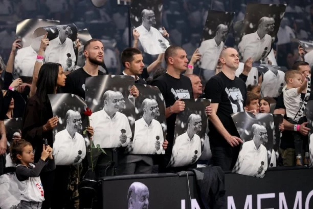 ARENOM ODZVANJA IME DULETA VUJOŠEVIĆA: Utakmica je počela