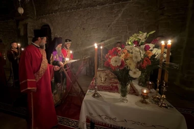 NOĆ KADA SE SVETLO RAĐA IZ TAME: Patrijarh Porfirije u Pećkoj patrijaršiji služio večernje sa iznošenjem Plaštanice i poslao važnu poruku (FOTO)