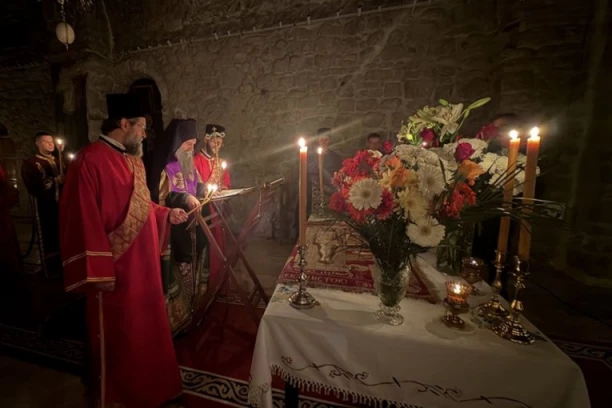 NOĆ KADA SE SVETLO RAĐA IZ TAME: Patrijarh Porfirije u Pećkoj patrijaršiji služio večernje sa iznošenjem Plaštanice i poslao važnu poruku (FOTO)