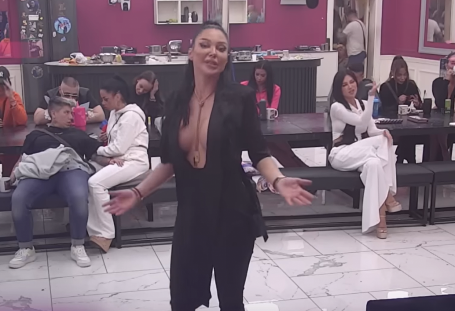 ASMINU OTKAZALO UVO TOKOM VRELE AKCIJE S MAJOM! Ona vrišti, on je ne čuje! UKUĆANI OPET NISU MOGLI DA SPAVAJU! (VIDEO)