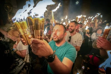 NAJVEĆE ČUDO PRAVOSLAVLJA! Sveti plamen i danas se na čudesan način pojavio u Crkvi Hristovog groba - BLAGODATNI OGANJ SIŠAO MEĐU VERNIKE! (FOTO, VIDEO)