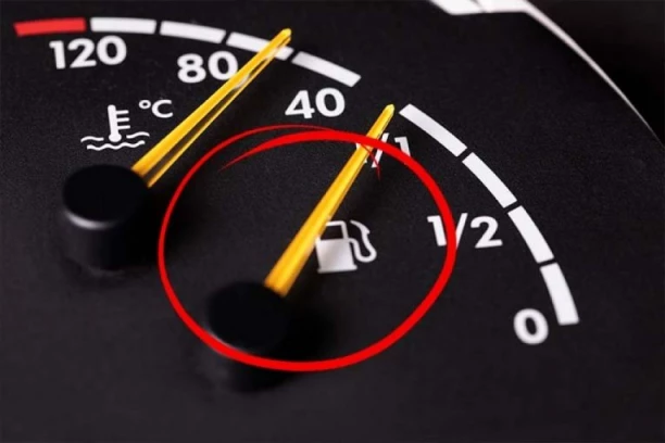 Upalila vam se lampica za gorivo? Evo koliko još možete da vozite bez točenja