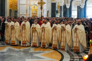 KAKO SE PRAVILNO PRIPREMITI ZA PONOĆNU LITURGIJU: Sve što treba da znate o prazničnim bogosluženjima tokom tri vaskršnja dana