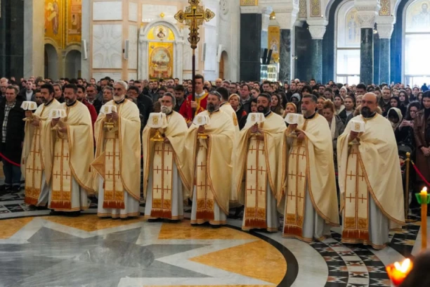 KAKO SE PRAVILNO PRIPREMITI ZA PONOĆNU LITURGIJU: Sve što treba da znate o prazničnim bogosluženjima tokom tri vaskršnja dana
