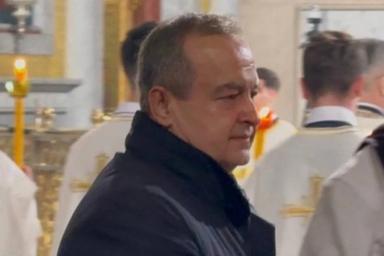 OPORAVIO SE! Ivica Dačić prisustvuje ponoćnoj vaskršnjoj liturgiji u Hramu Svetog Save! (FOTO, VIDEO)