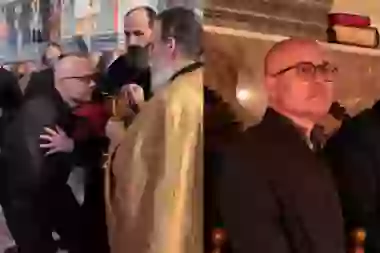 OGLASIO SE VUČEVIĆ! Lider SNS se pričestio u crkvi! (FOTO)