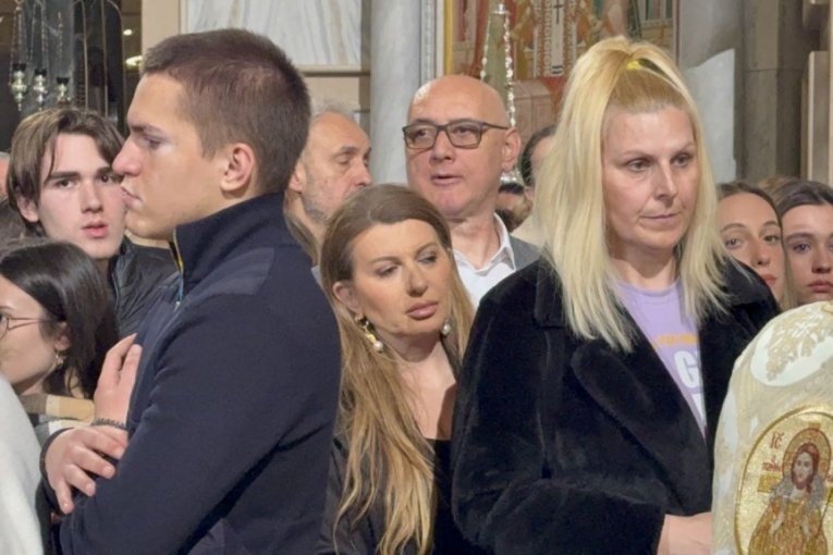 Viki sa suprugom i sinom