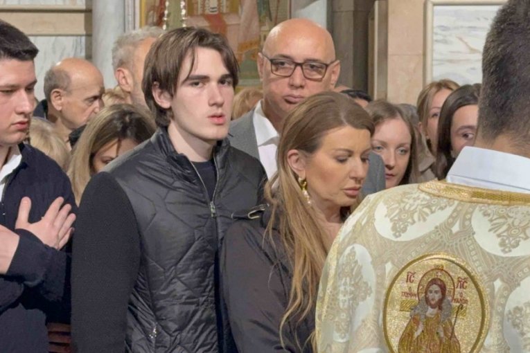 Viki sa suprugom i sinom