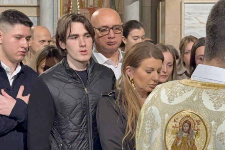 Viki sa suprugom i sinom