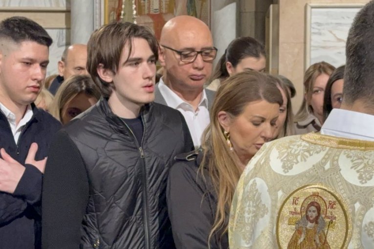 Viki sa suprugom i sinom