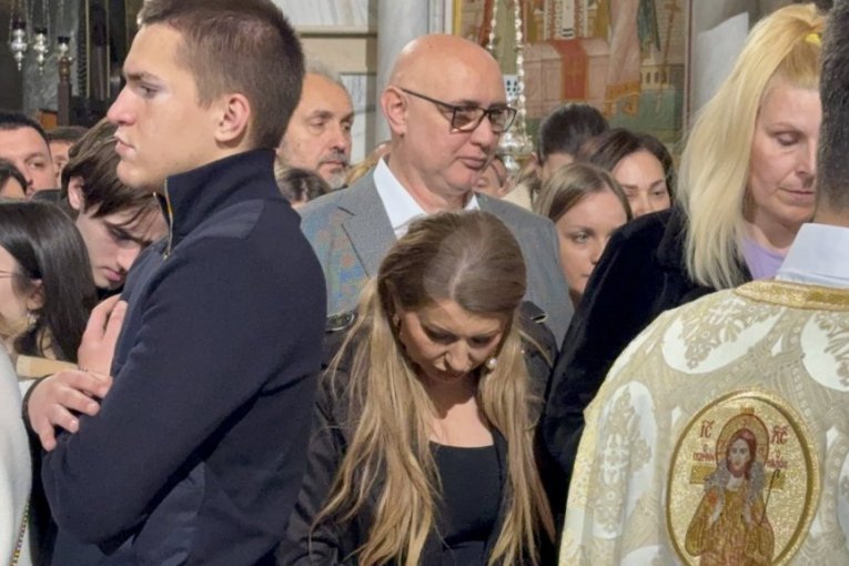 Viki sa suprugom i sinom