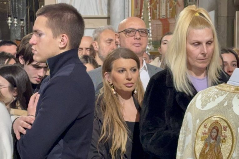 Viki sa suprugom i sinom