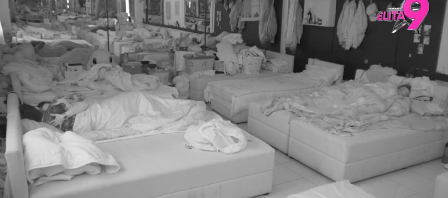 KAMERA NAHVATALA ANELI I FILIPA NA VASKRS - Produkcija objavila neviđeni snimak iz kreveta! (VIDEO)