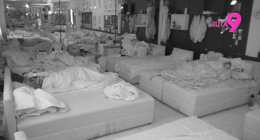 KAMERA NAHVATALA ANELI I FILIPA NA VASKRS - Produkcija objavila neviđeni snimak iz kreveta! (VIDEO)