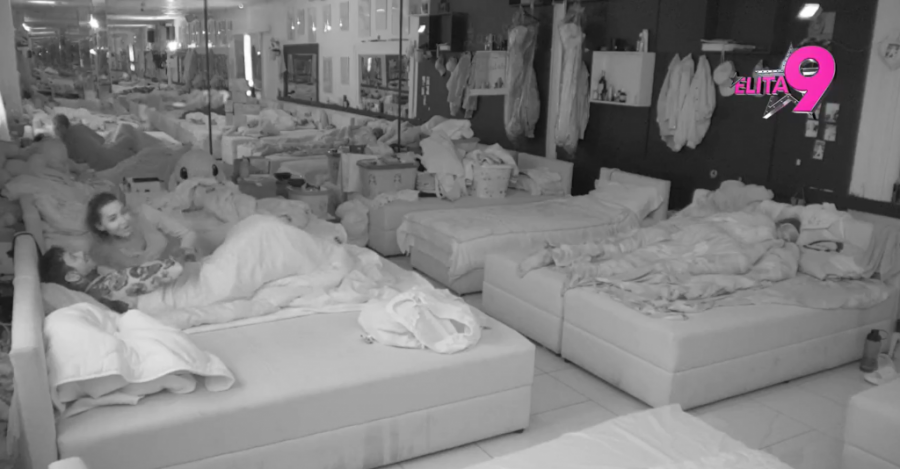 KAMERA NAHVATALA ANELI I FILIPA NA VASKRS - Produkcija objavila neviđeni snimak iz kreveta! (VIDEO)