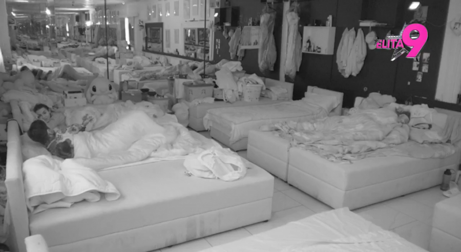 KAMERA NAHVATALA ANELI I FILIPA NA VASKRS - Produkcija objavila neviđeni snimak iz kreveta! (VIDEO)