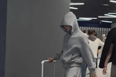 OVAJ MLADIĆ ČUVA VOJAŽU LEĐA NA AERODROMU! Reper se zakamuflirao, niko ga ne prepoznaje! (FOTO)
